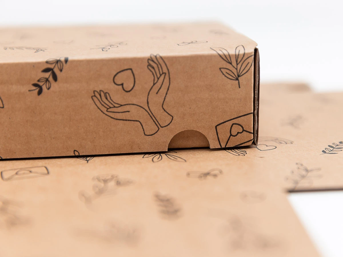 Dárková krabice s potiskem miniatur 220x150x42 mm - 006