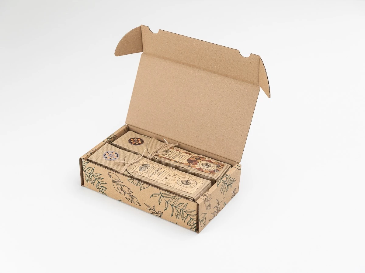 Dárková krabice s potiskem listů 240x140x60 mm - 003