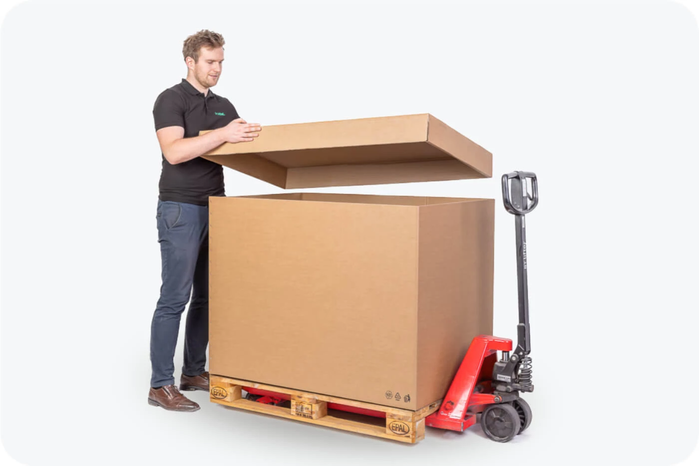 kartonový box s víkem na paletě