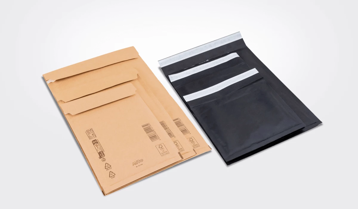 černé a hnědé bublinkové obálky