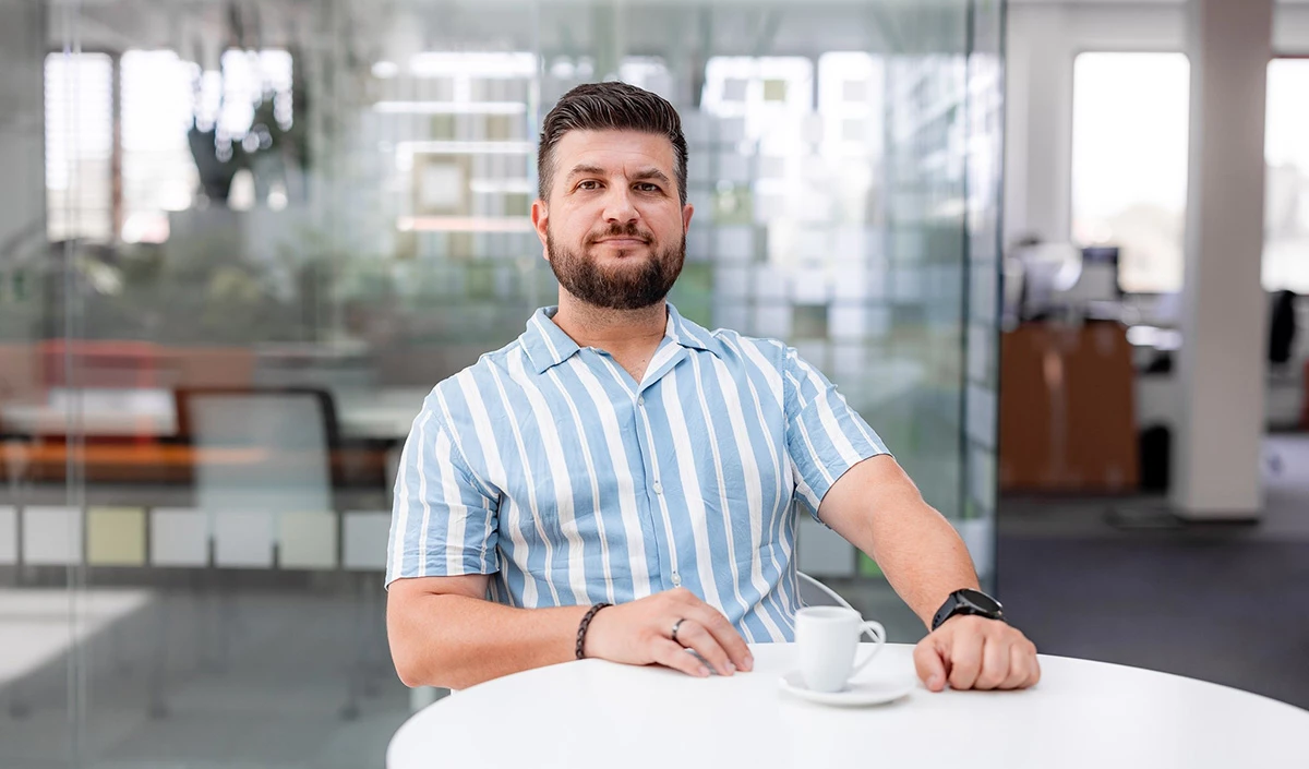 Tomáš Bourek u stolečku