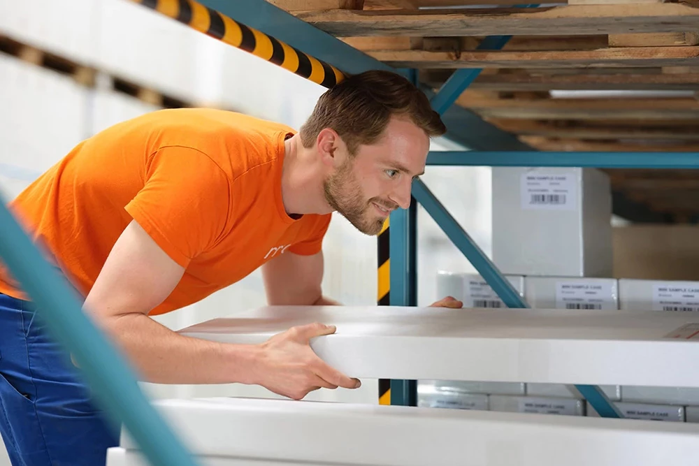 pěnový profil na hraně regálu