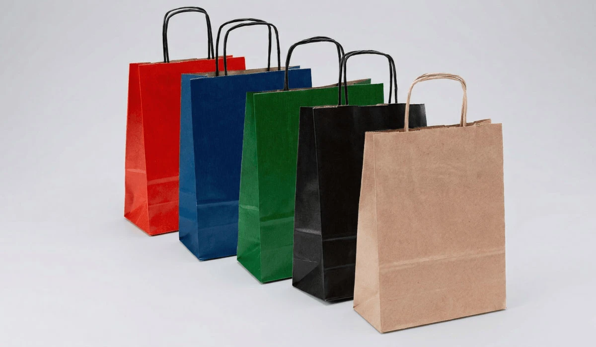 barevné papírové tašky