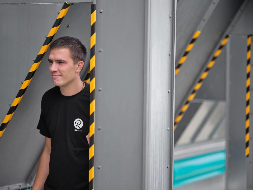 ochranné profily nalepené ve skladu