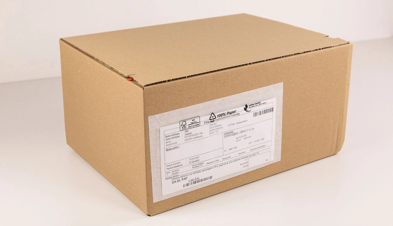 krabice s obálkou na doklady
