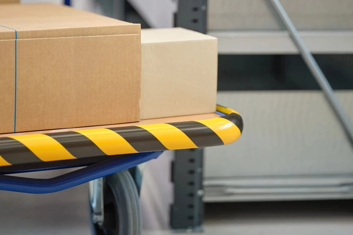 žluro-černý pěnový nárazník na vozíku